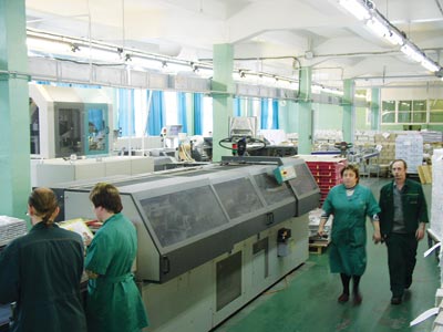 В переплетно-брошюровочном цехе Тверского полиграфического комбината
