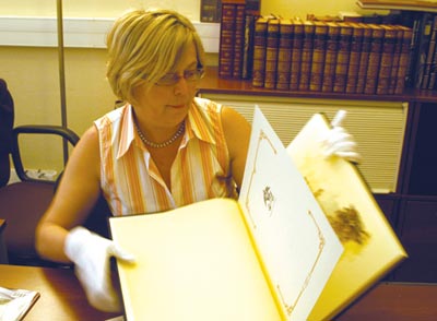 Книга «Беловежская охота» большого формата. На заднем плане — книги из серии «Фамильная библиотека»