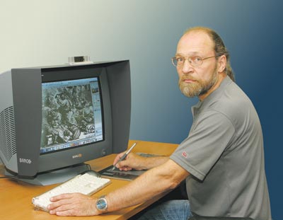 Дизайнеры Наталья Оглоблина и Сергей Подъяблонский за обработкой иллюстраций для альбома