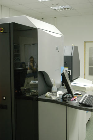 Цифровая офсетная печатная машина HP Indigo в типографии, как и полагается, установлена в отдельном помещении