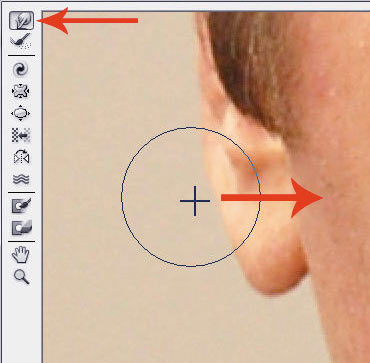 Рис. 22. Процесс коррекции портрета инструментом Деформация: а — уменьшение мочки уха; б — подтягивание нижней губы