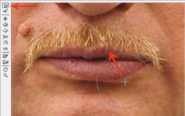 Рис. 22. Процесс коррекции портрета инструментом Деформация: а — уменьшение мочки уха; б — подтягивание нижней губы