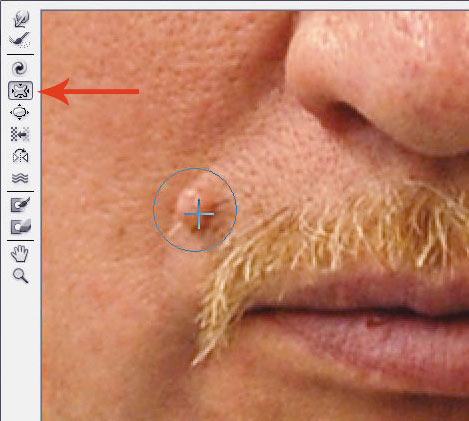 Рис. 23. Процесс коррекции портрета инструментом Сморщивание: а — уменьшение родинки; б — уменьшение мешков под глазами, защищенная область обозначена красным цветом