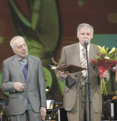 Приз вручает российский писатель, президент Русского