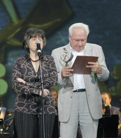 Диплом дочери поэта, дизайнеру книги Галине Ваншенкиной вручает президент Фонда социально-экономических и интеллектуальных программ Сергей Филатов