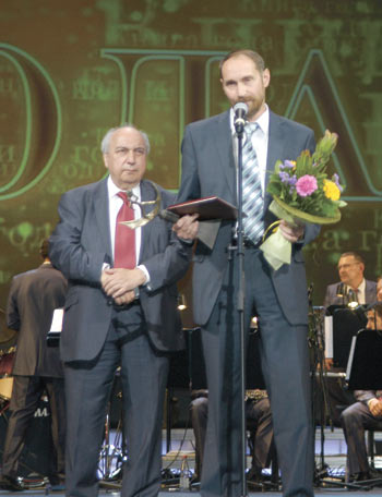 Специальный диплом жюри директору издательства МГИМО Геннадию Ручкину (справа) вручает директор Института всеобщей истории РАН Александр Чубарьян