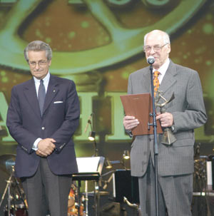 Чрезвычайный и полномочный посол Италии в Москве Антонио Дзанарди Ланди вручает приз известному переводчику, профессору Литературного института им. Горького Евгению Солоновичу