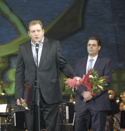 Генеральный директор типографии «УП-ПРИНТ» Максим Кушнир (слева) благодарит жюри за высокую оценку работы своей типографии. Справа вице-мэр Москвы по вопросам работы со СМИ, межрегиональному сотрудничеству, спорту, туризму и рекламе