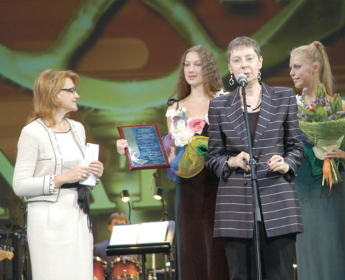 Переводчику Вере Мильчиной, дочери автора книги, приз вручает заместитель министра образования и науки РФ