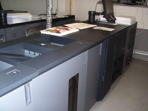 Часть парка цифрового печатного оборудования типографии «Буки Веди»  — машины bizhub PRESS C8000 и bizhub PRO 1200P