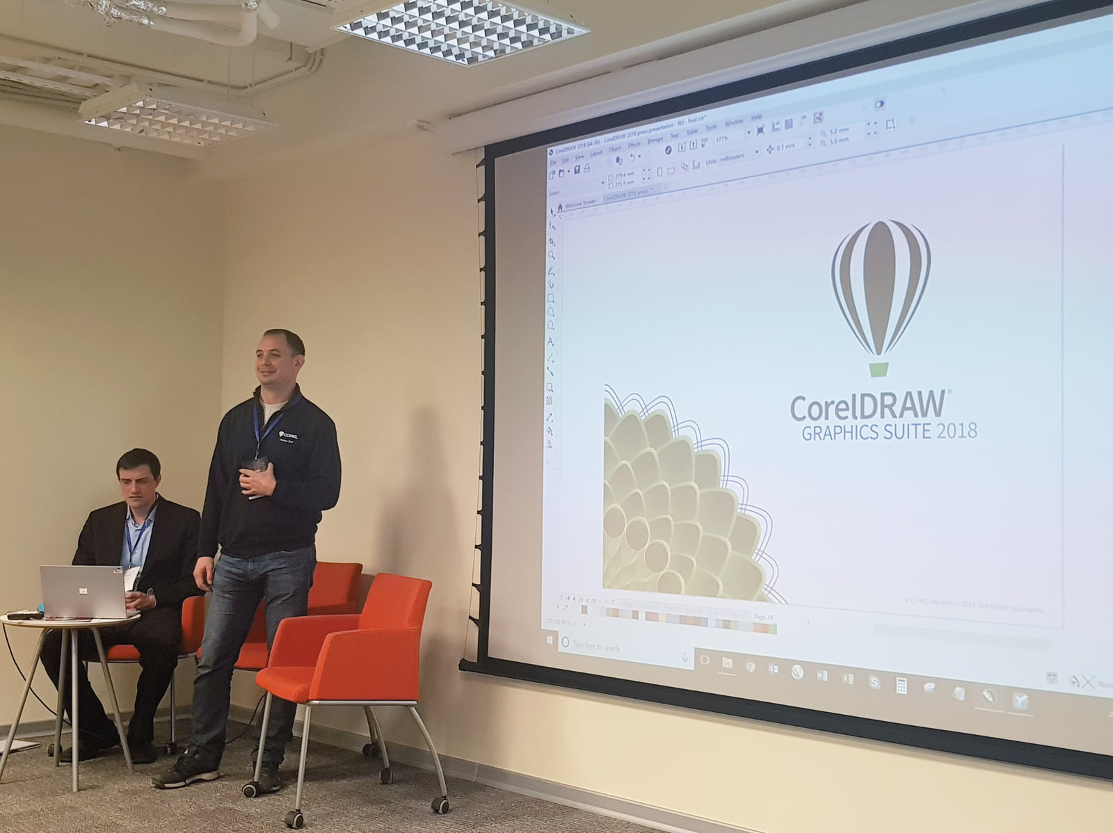 Старший директор Corel по CorelDRAW и офисному ПО Джон Фальсетто и менеджер по работе с ключевыми клиентами Corel Роман Кроль начинают презентацию CorelDRAW Graphics Suite 2018