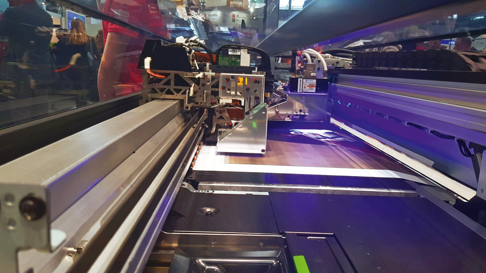 У нового принтера Oce΄ Colorado1650 каретки с печатающей головкой 
и со светодиодной УФ-сушкой могут передвигаться не только в противоходе, но и параллельно